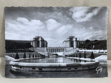 Original WWII Era French Architecture Postcard, Paris et ses Merveilles Le palais de Chaillot