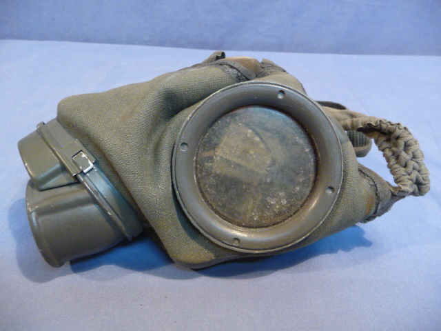 Original WWII German Soldier�s M30 Gas Mask
