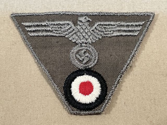 Orignal WWII German Army Late-War EM/NCO Trapezoid M43 Cap Insignia, UNISSUED!